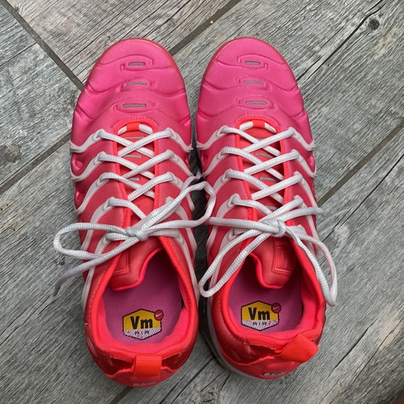 NIKE AIR VAPORMAX PLUS Platinum Tint/Flash Crimson/Pink Blast 10 - Picture 1 of 15